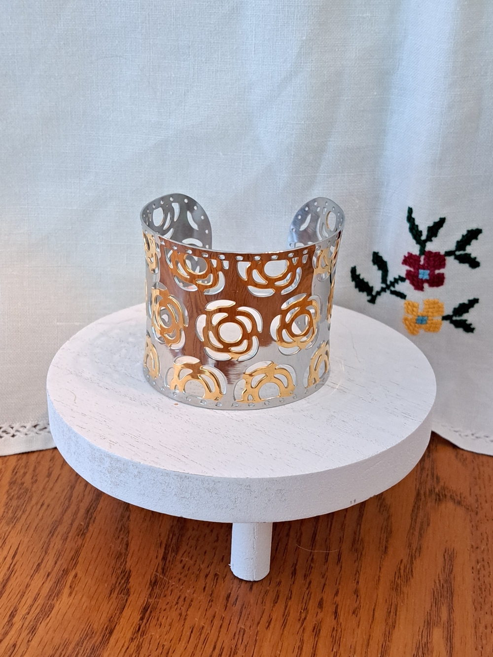 ❤️2/$25❤Vintage Y2k Two-Tone Floral Cutout Metal Cuff Bracelet - Gold and Silver